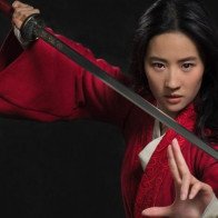 CĐM tranh cãi về hình ảnh đầu tiên của Mulan trong live-action: Lưu Diệc Phi chỉ nên đóng bánh bèo?