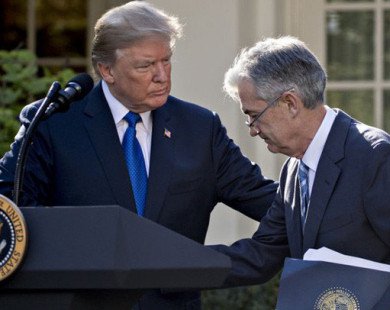 Tuyên bố không vui vì lãi suất lại tăng, ông Trump đang khiến nhiệm vụ của Fed thêm hóc búa