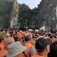 Khách Tây 'mệt' vì khách 0 đồng: Tại ông, tại ả?