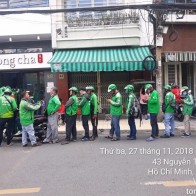 Vào quán trà sữa, đi mua cà phê, thấy “shipper” GrabFood còn... đông hơn cả khách