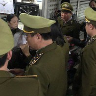 Bất ngờ bị kiểm tra hàng giả, nhiều chủ cửa hàng ở chợ Vinh “ốm, ngất xỉu, đóng cửa bỏ đi”