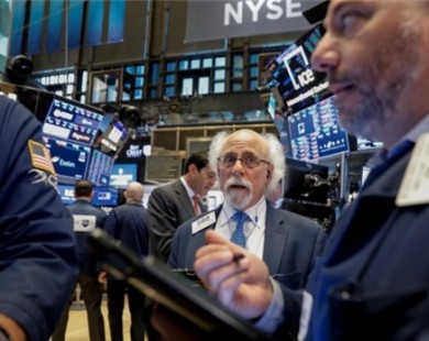 Triển vọng thương mại xấu đi, Dow Jones mất hơn 300 điểm