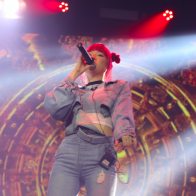 Jannine Weigel đơn giản vẫn xinh đẹp cùng dàn ca sĩ Việt hăng say luyện tập trước giờ G