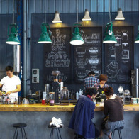 Chia sẻ kinh nghiệm phũ phàng khi mua lại quán cà phê: Quán ế, không có khách mới phải sang nhượng!