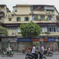 Hàng loạt cửa hàng ở phố cổ Hà Nội lần thứ hai lao đao vì dịch Covid-19