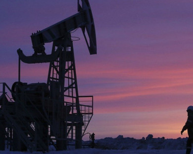 Bloomberg: Giá dầu đạt mức 100 USD/thùng sẽ tạo ra 'cú sốc kép' cho cả thế giới
