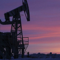 Bloomberg: Giá dầu đạt mức 100 USD/thùng sẽ tạo ra 'cú sốc kép' cho cả thế giới