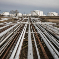 Cuộc chiến dầu mỏ giữa Nga và EU: Ai sẽ là “gà”?