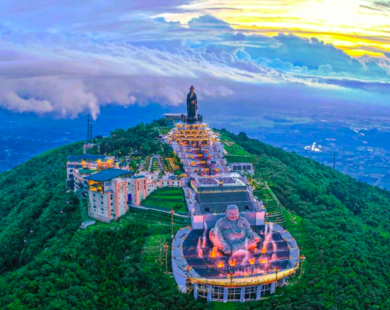 Tượng Phật cao 7,2 m tại núi Bà Đen