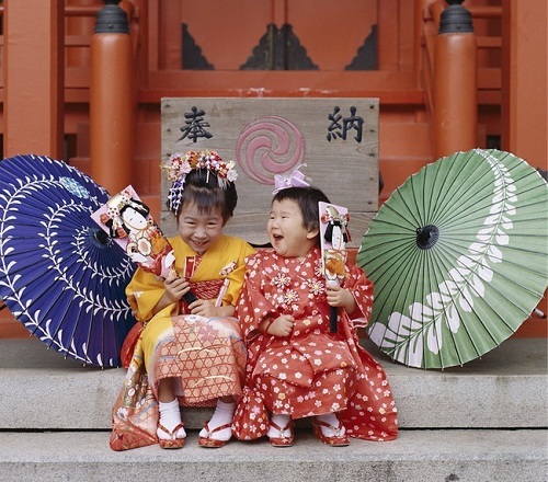 Trẻ Nhật Bản mặc kimono trong nghi lễ Shichi-Go-San truyền thống. Ảnh: East News