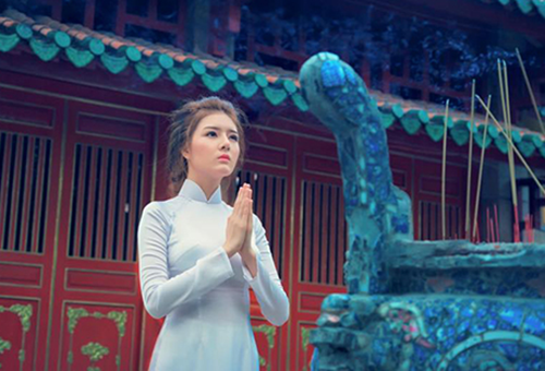 Phụ nữ nên mặc gì khi đi lễ chùa đầu năm?
