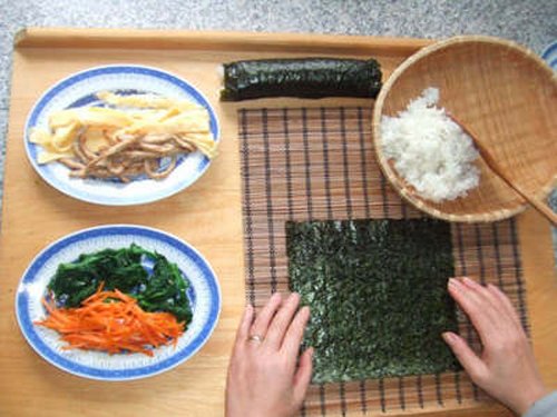 Hướng dẫn cách làm cơm cuộn Hàn Quốc ngon đơn giản