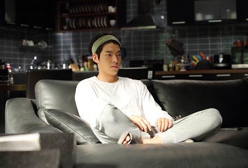 Kim Woo Bin quyến rũ với hình tượng “dân chơi” trong “Twenty” 