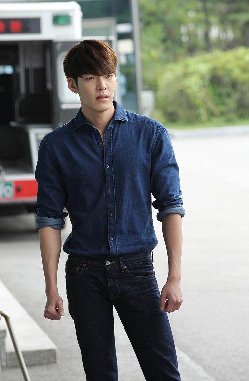 Kim Woo Bin quyến rũ với hình tượng “dân chơi” trong “Twenty” 