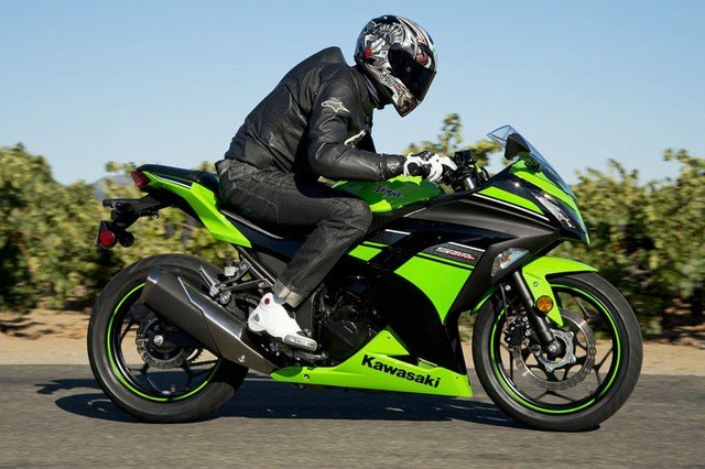 Kawasaki Ninja 300 cập bến Indonesia với giá 6.466 USD