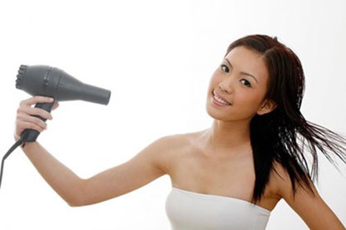 5 sai lầm dễ gặp khi dùng máy sấy tóc