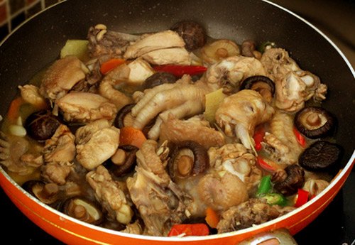 Cách làm thịt gà om nấm hương khô đậm đà