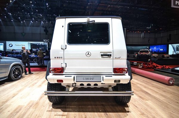 Mercedes-Benz G500 4×4²: Nặng 3 tấn nhưng không hề chậm