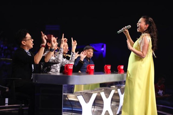 Thu Minh xác nhận ôm bụng bầu ngồi ghế nóng "Vietnam Idol" 