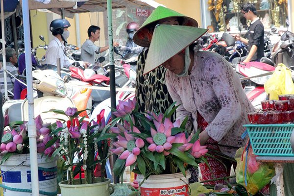 4 dịch vụ đắt hàng ngày rằm tháng giêng ở Hà Nội, Sài Gòn