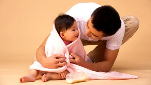 5 việc bạn nên làm để giúp chồng trở thành người cha tốt