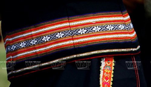 Những họa tiết độc đáo được trang trí trên trang phục của người Ba Na