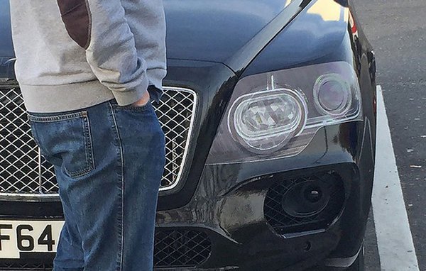 SUV siêu sang Bentley Bentayga “trần trụi” tại bãi đỗ xe
