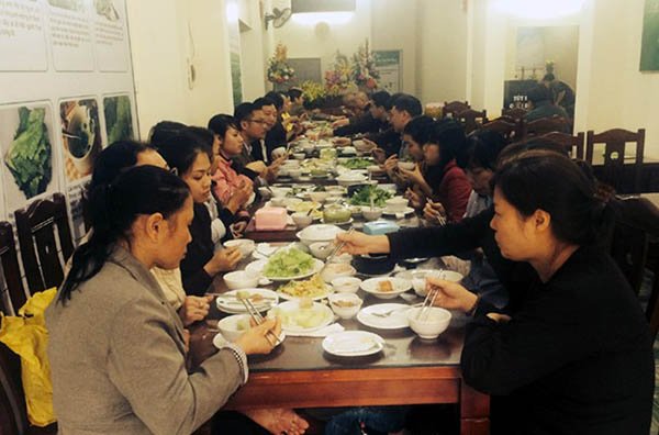Công chức, dân nghèo Hà Nội đổ xô ăn tiệc chay miễn phí 