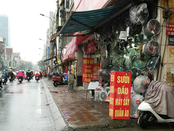 Mưa phùn kéo dài, máy sấy quần áo, máy hút ẩm đắt khách ở Hà Nội
