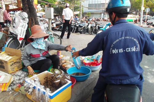 Lạ lùng chợ côn trùng chỉ rộng... 30m2