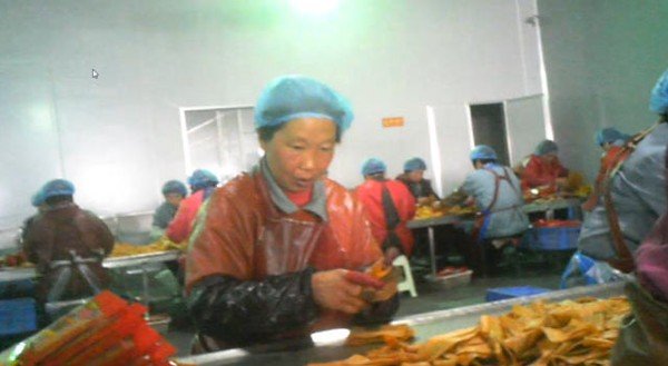 Đột nhập công ty sản xuất đồ ăn vặt cho trẻ em bẩn nhất Trung Quốc 