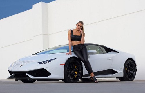 “Mẫu Tây” đọ dáng cùng siêu xe Lamborghini Huracan