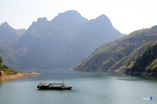 Vẻ thanh bình và hùng vĩ bên dòng sông Nậm Mu