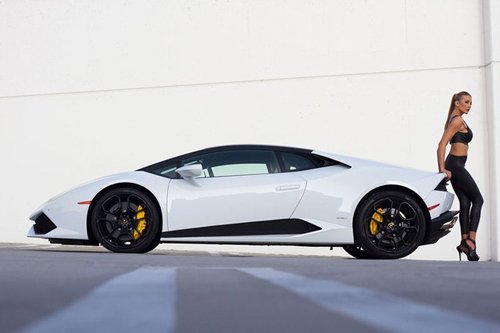 “Mẫu Tây” đọ dáng cùng siêu xe Lamborghini Huracan