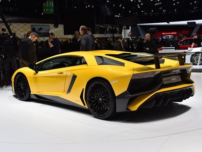 Lamborghini Aventador SV đắt hơn gần 100.000 USD so với bản thường