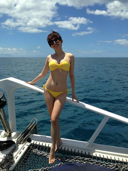 Nín thở nhìn Tóc Tiên cởi đồ mặc áo tắm