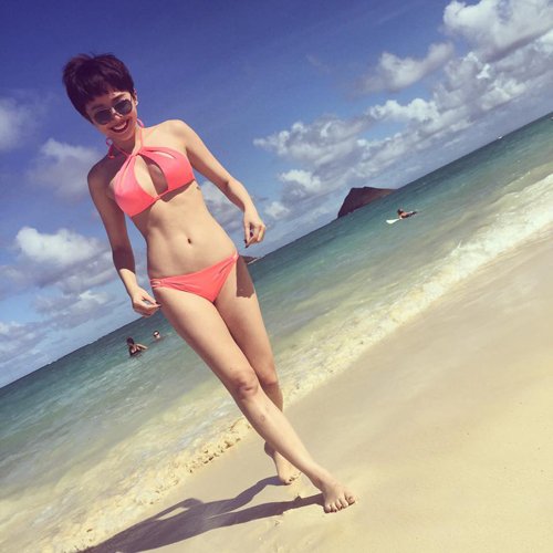 Nín thở nhìn Tóc Tiên cởi đồ mặc áo tắm