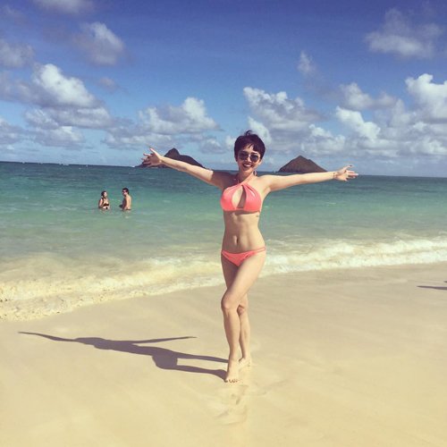 Nín thở nhìn Tóc Tiên cởi đồ mặc áo tắm