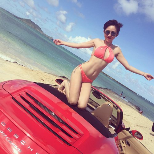 Nín thở nhìn Tóc Tiên cởi đồ mặc áo tắm