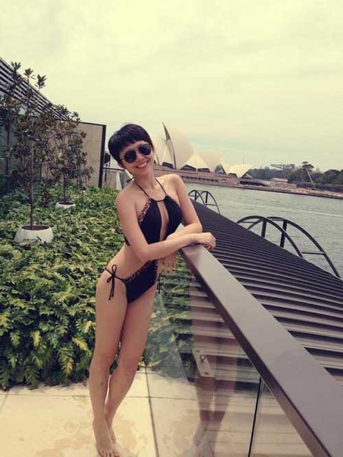 Nín thở nhìn Tóc Tiên cởi đồ mặc áo tắm