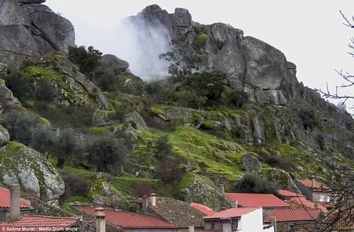 Ngôi làng nằm dưới những tảng đá khổng lồ