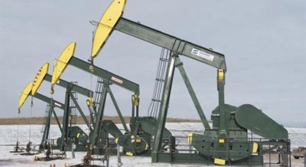 Giá dầu tăng mạnh nhờ giá USD giảm