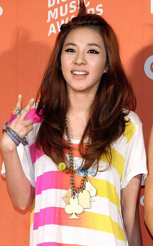 Kiểu tóc dễ thương cho bạn gái đi dự tiệc cưới