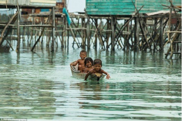 Nghẹt thở trước vẻ đẹp của "bộ tộc biển khơi" Borneo