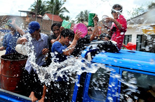 Du lịch Đông Nam Á hòa mình vào những lễ hội té nước sôi động