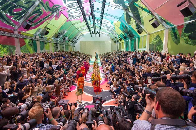 Những sàn catwalk siêu thực “đỉnh” nhất tại mùa mốt 2015