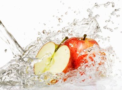 Ngâm rau quả bằng nước muối để khử hóa chất đúng hay sai?