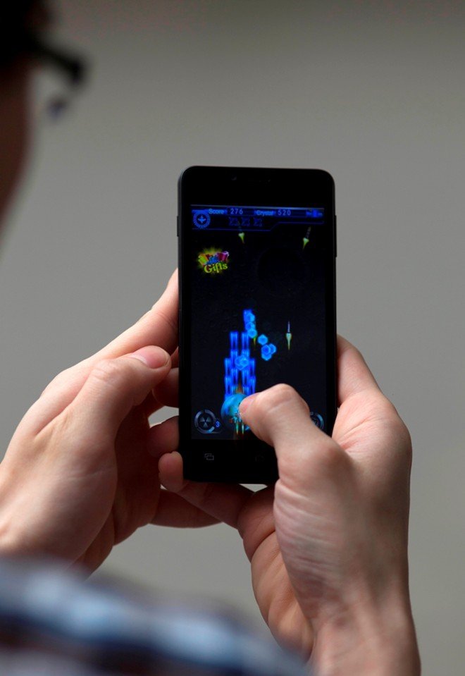 Ảnh thực tế của smartphone FPT Life 4.5 Plus giá rẻ