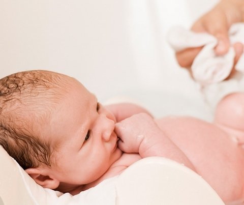 Lưu ý khi tắm cho trẻ sơ sinh