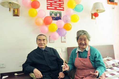 Cụ ông 88 tuổi cưới cụ bà 86 tuổi sau một tháng quen biết